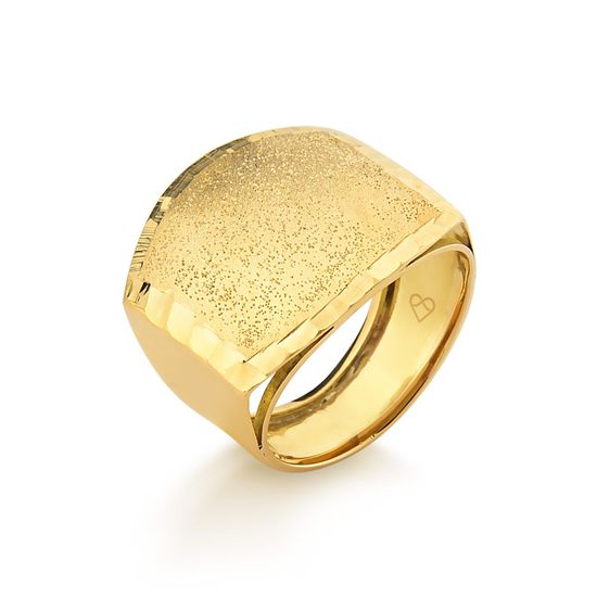 anel feminino de chapa trabalhada e granitada em ouro 18k