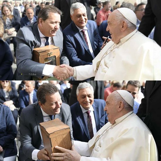 papa francisco recebendo sua cuia missioneira de chimarrão fluiarte