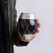 Cuia para chimarrao coquinho com detalhes de teia em prata no entorno do porongo