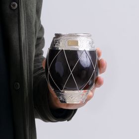 Cuia para chimarrao coquinho com detalhes de teia em prata no entorno do porongo