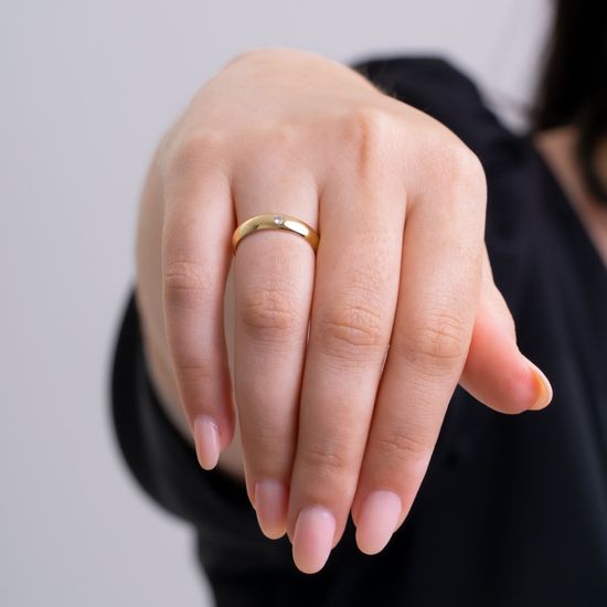 Alianca-de-Ouro-18K-com-Pedra-Central-Delicada