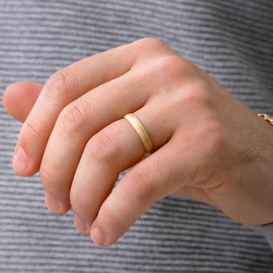 Alianca-Masculina-em-Ouro-Amarelo-com-Efeito-Granitado