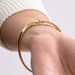 Bracelete-de-Ouro-Amarelo-18K-com-Borda-Interna-e-Design-Liso-de-6mm