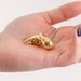 Brinco-polido-em-ouro-amarelo-com-formato-de-gota-organica