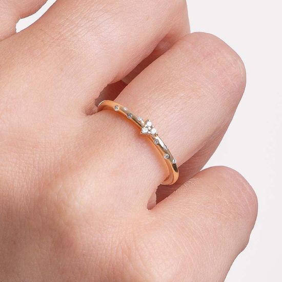Anel-Fino-com-Zirconias-e-Detalhe-em-Forma-de-Gota