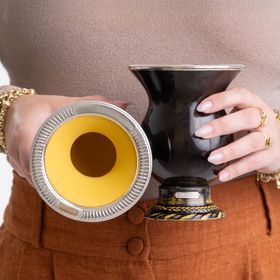 Cuia-de-Chimarrao-Preta-com-Bocal-Trabalhado-de-Prata