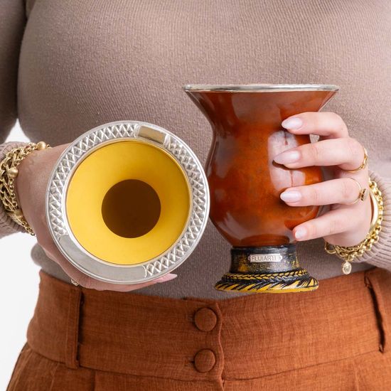 Cuia-de-Chimarrao-de-Material-Natural-com-Bocal-Largo-em-Prata