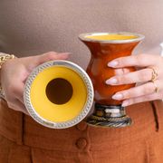 Cuia-para-Chimarrao-com-Bocal-em-Prata-e-Produzida-em-Material-Natural