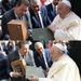 momento-em-que-o-papa-francisco-recebe-seu-kit-chimarrao-fluiarte