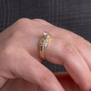 Anel-solitario-contemporaneo-em-ouro-e-pedras