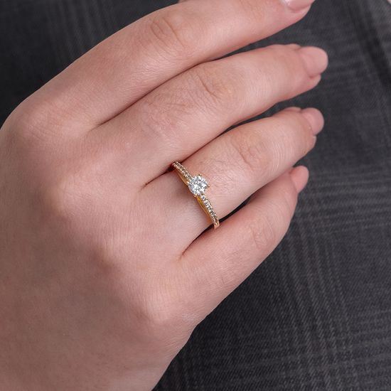 anel-solitario-em-ouro-com-pedras-de-zirconias