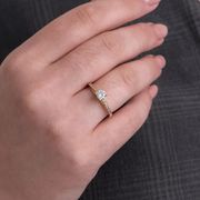 anel-solitario-em-ouro-com-pedras-de-zirconias