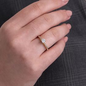 anel-solitario-em-ouro-com-pedras-de-zirconias