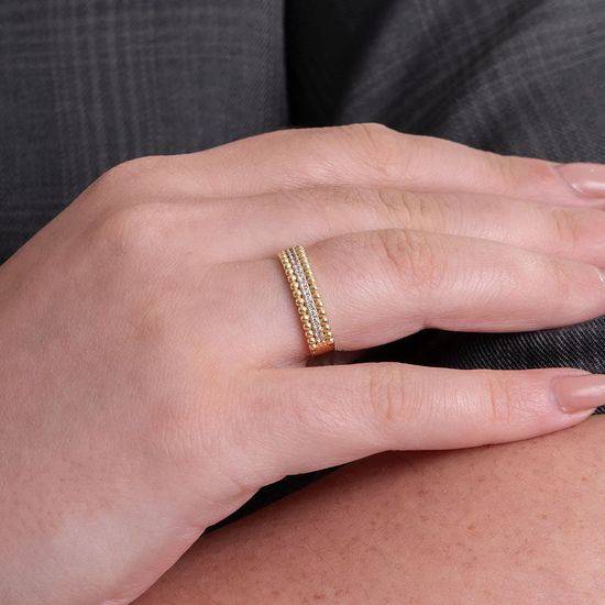 Anel-em-ouro-com-textura-e-zirconias-brancas