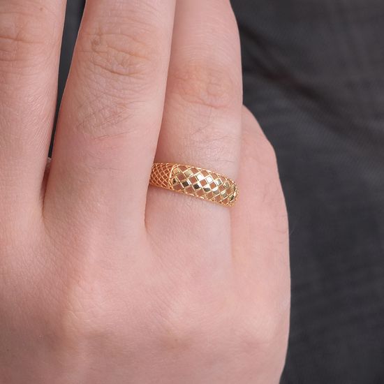 Anel-com-aro-vazado-trancado-em-ouro