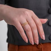 Anel-trabalhado-e-esferas-em-ouro