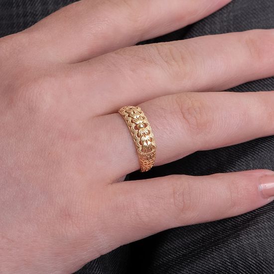 Anel-em-ouro-amarelo-com-aro-trabalhado