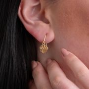 Brinco-de-ouro-com-designer-floral