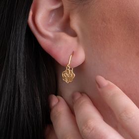 Brinco-de-ouro-com-designer-floral