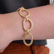 Pulseira-feminina-em-ouro-amarelo-com-elos-trabalhados