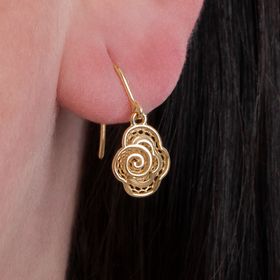 Brinco-feminino-em-ouro-amarelo-de-flor-vazado