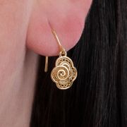 Brinco-feminino-em-ouro-amarelo-de-flor-vazado