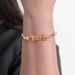 Bracelete-em-ouro-com-designer-geometrico