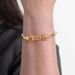Bracelete-em-ouro-com-designer-geometrico