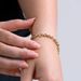 Pulseira--feminina-em-ouro-amarelo-com-design-de-elo-3-em-1