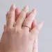 Anel-com-uma-pedra-e-aro-ondulado-para-noivado