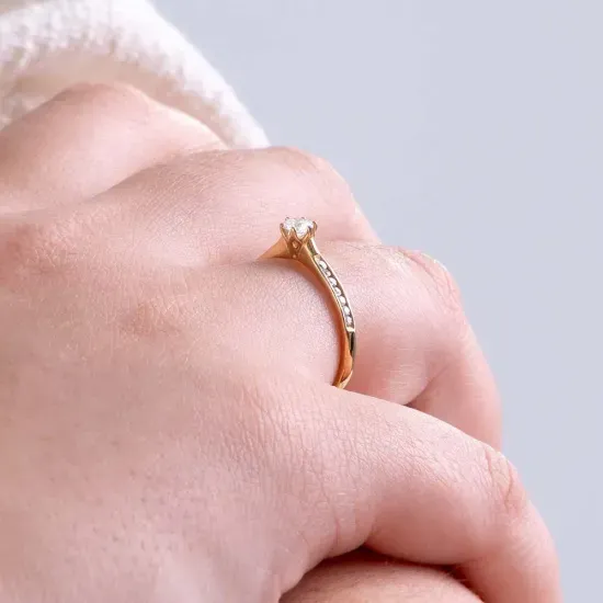 Anel-Solitario-com-Pedras-de-Diamantes